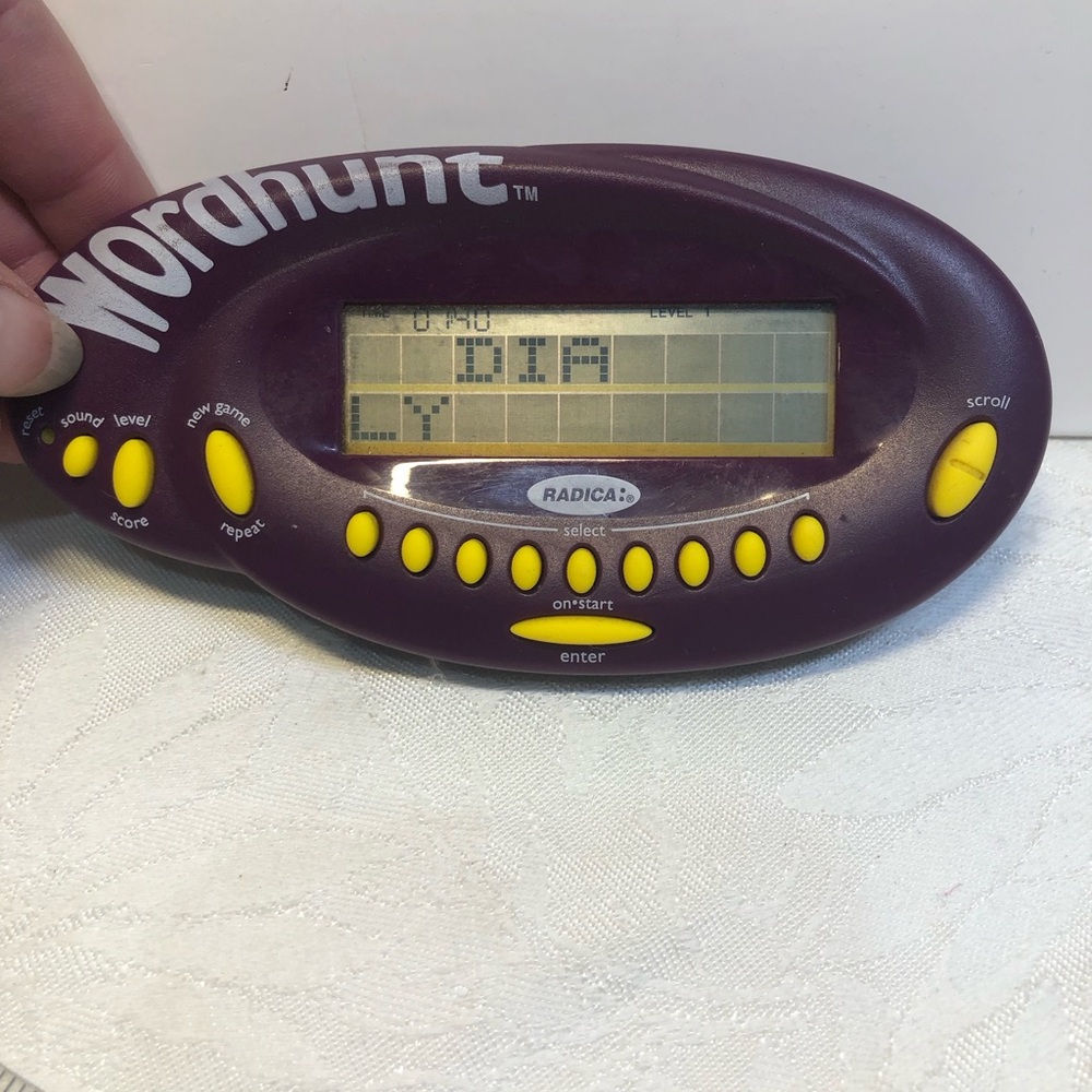 RADICA WORDHUNT Handheld Pocket Word Game  Electronic-Great for car trips Tested